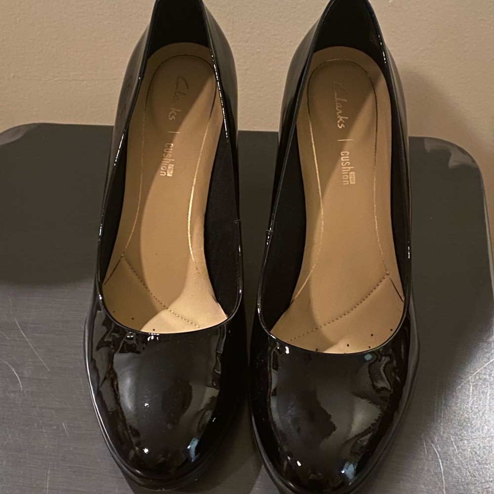 Clarks black shiny pumps